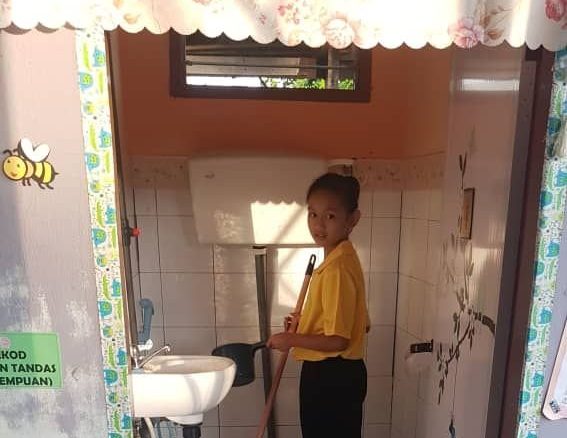 Program membersihkan tandas sekolah