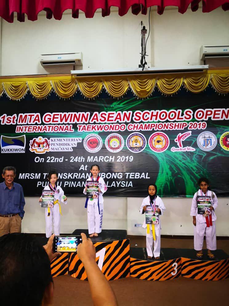 Kejohanan 1st MTA Gewinn Asean Schools Open (Internatonal Taekwondo Championship 2019) Izah Qhalesya SKC Anglo Chinese Emas dalam Acara Kyorugi