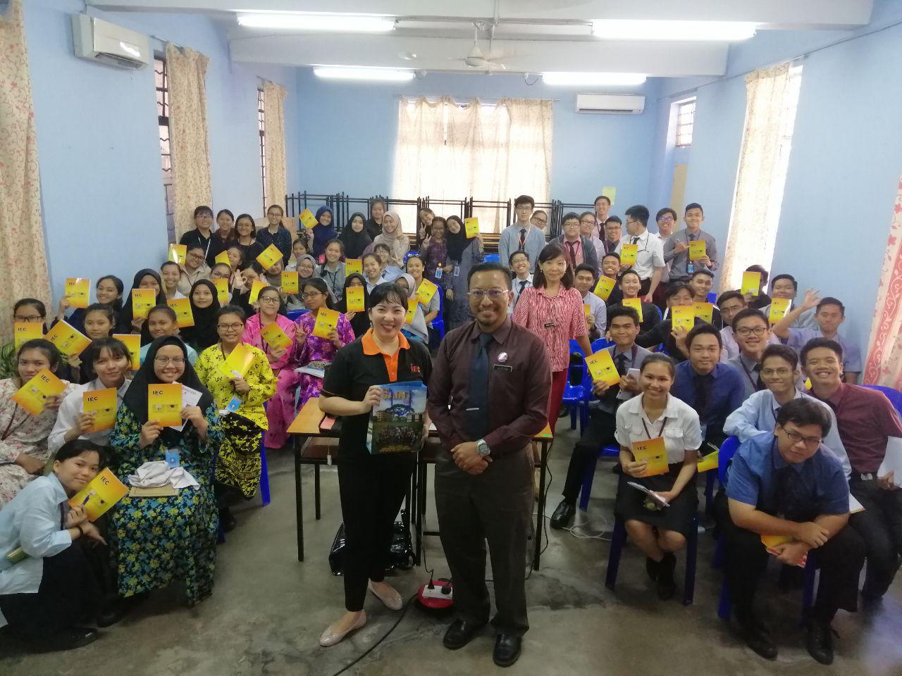 Ceramah Communicative Skills and 21st Century Career