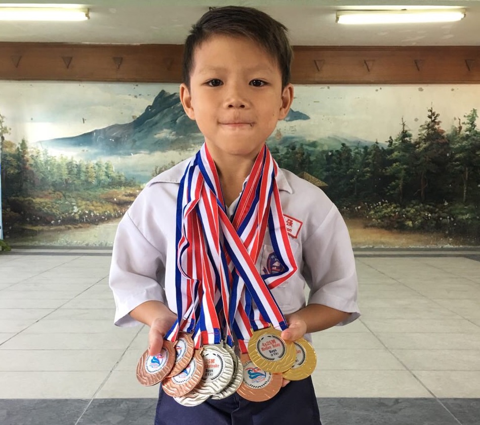 Joe Jason Vung Yit Khiong dari SJKC Yick Nam Merangkul 2 Emas, 4 Perak, 4 Gangsa dalam Acara Renang kategori lelaki bawah 9 Tahun